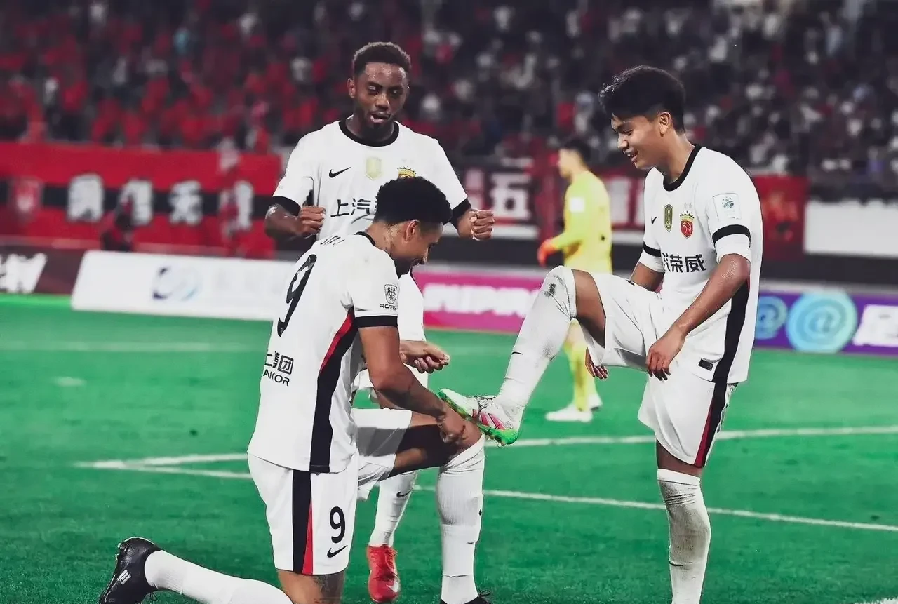 包含上海海港训练开放日；今夜官宣签约引欢呼；NBA常规赛在即；赛季目标并未改变的词条